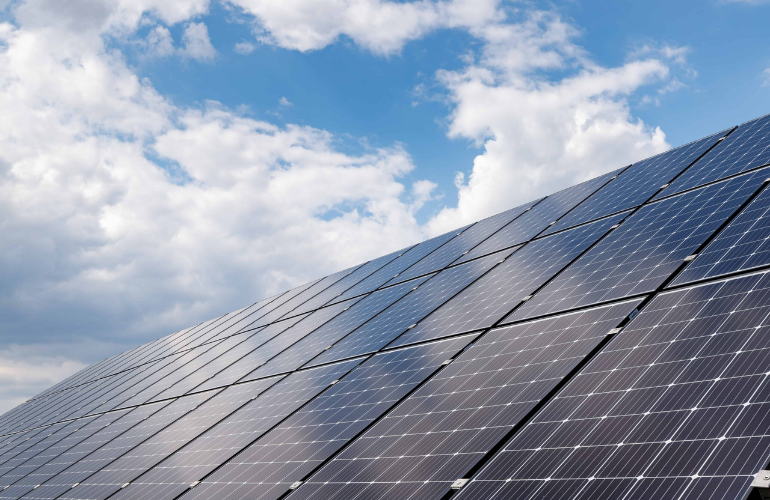 Autosuficiencia Energética en 2026: La Guía Completa para Dejar de Perder Dinero con tus Placas Solares